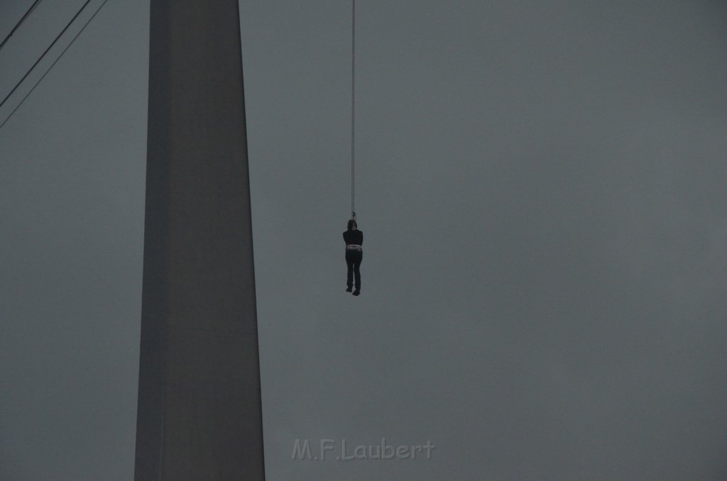 Einsatz BF Hoehenretter Koelner Seilbahn Hoehe Zoobruecke P2144.JPG